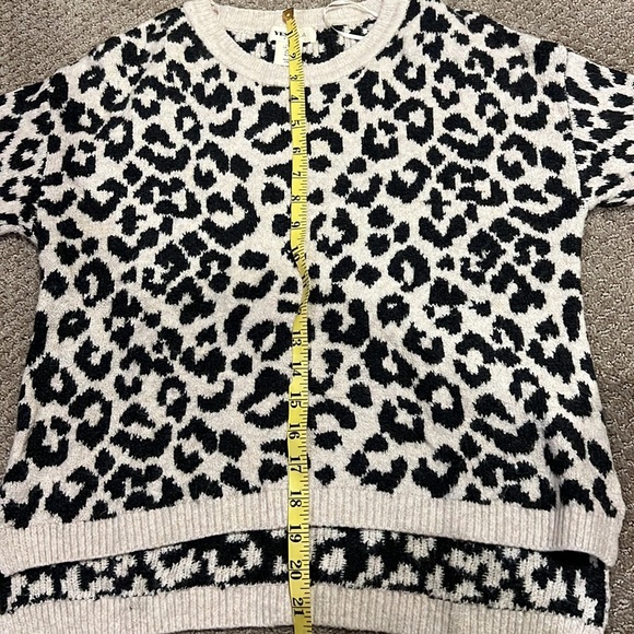 Yes Lola size XS animal leopard print sweater soft comfy beige black EUC - Picture 8 of 8